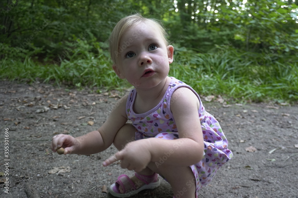 Kind Hannah beim unbeschwerten Spielen auf einem Spielplatz. Das Kindergartenmädchen ist je nach Stimmung aufgeweckt, frech, froehlich, energievoll, eben ein richtig suesses Girly. Kind Hannah beim unbeschwerten Spielen auf einem Spielplatz. Das Kindergartenmädchen ist je nach Stimmung aufgeweckt, frech, froehlich, energievoll, eben ein richtig suesses Girly.