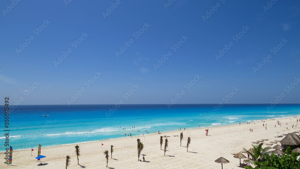 Hermoso día de Playa soleado con arena blanca y mar turquesa en Cancún México 