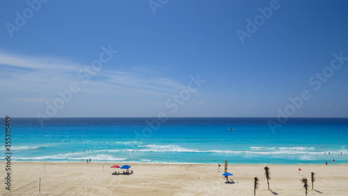 Fototapeta Naklejka Na Ścianę i Meble -  Hermoso día de Playa soleado con arena blanca y mar turquesa en Cancún México 