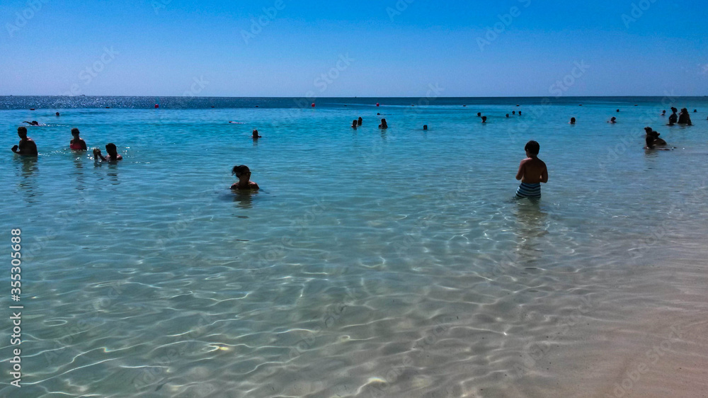 turistas disfrutando de las cristalinas aguas de cancun y tulum mexico