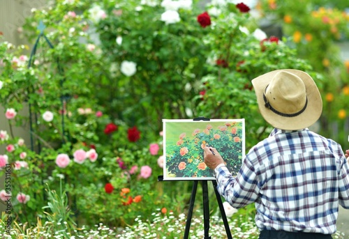 薔薇の花を描く男性 photo