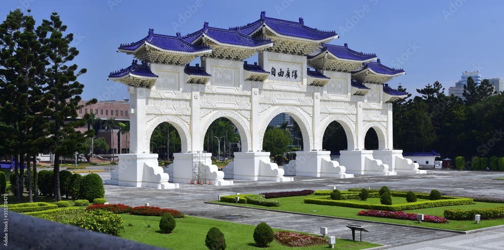 Obraz premium Arch at Liberty Square entrance, in Zhongzheng district, Taipei, Taiwan