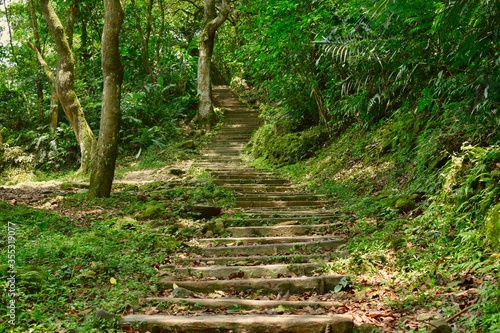 Sentier de montagne avec marches à Taipei, Taiwan.