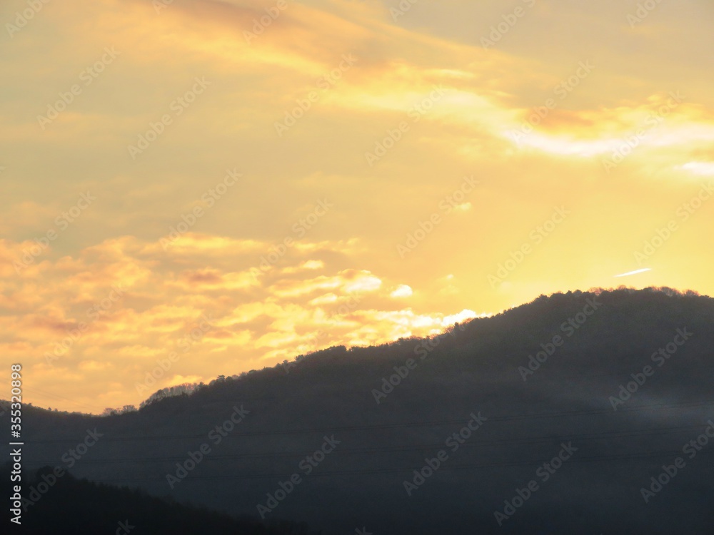 日本の田舎の風景　1月　真冬の朝日と山と空　朝焼け