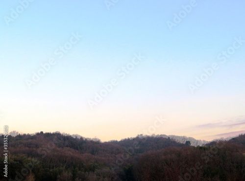 日本の田舎の風景 1月 真冬の朝日と山と空 朝焼け