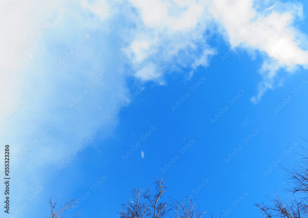 日本の田舎の風景　1月　雪雲と青空