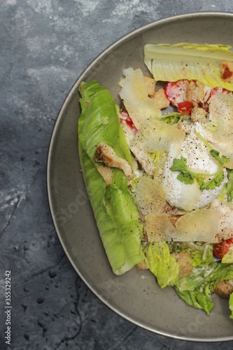 Fotografie Burmese Tea Leaf Salad with vegetables, chicken and eggs with a delicious sprinkling