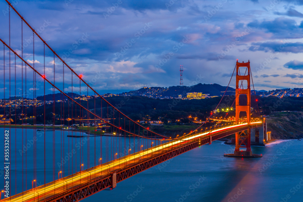 Fototapeta premium Golden Gate Bridge at twilight, San Francisco