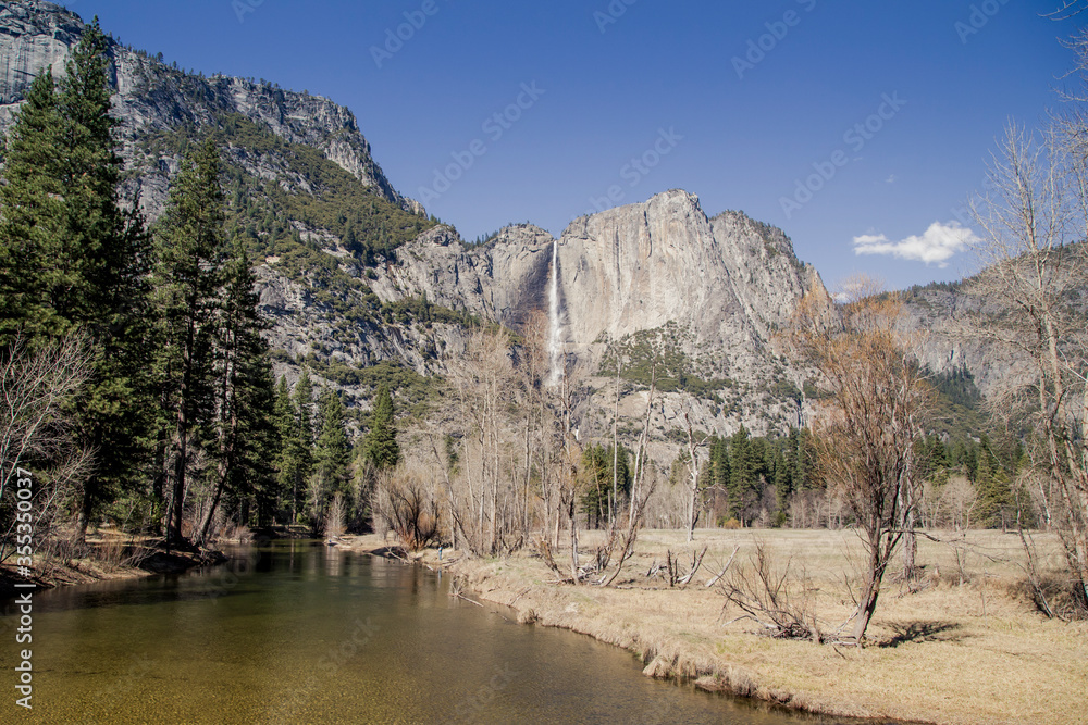 Yosemite Park Landscape Photo at Noon