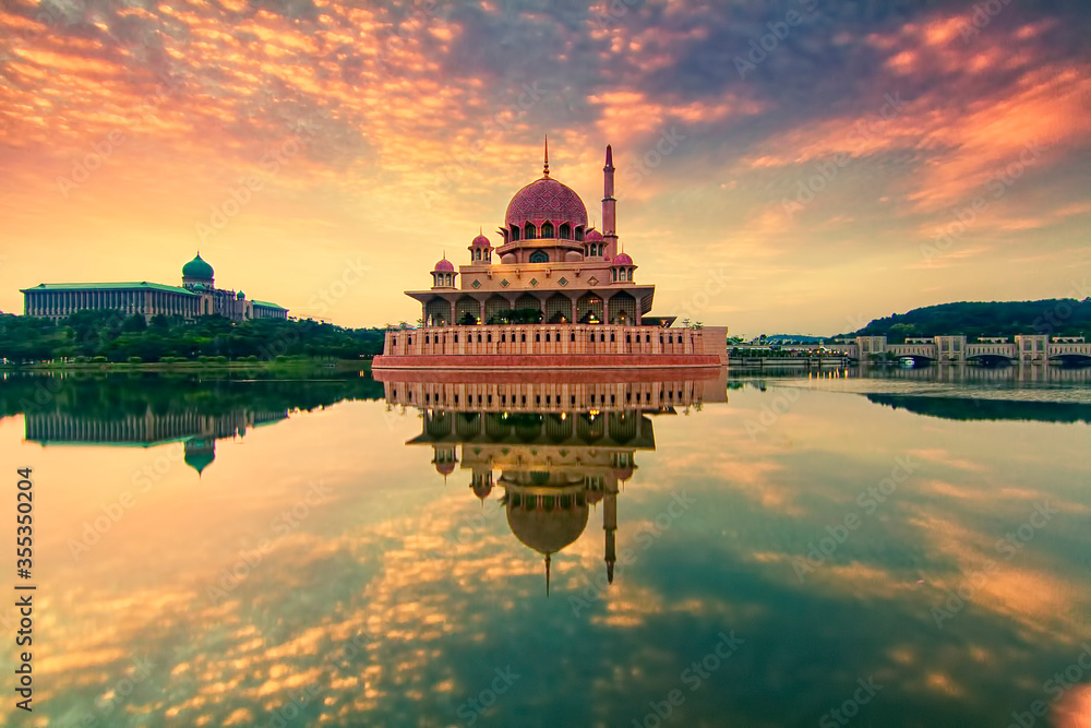 Obraz premium Beautiful sunrise over Putrajaya with soft focus reflection due to long exposure technique