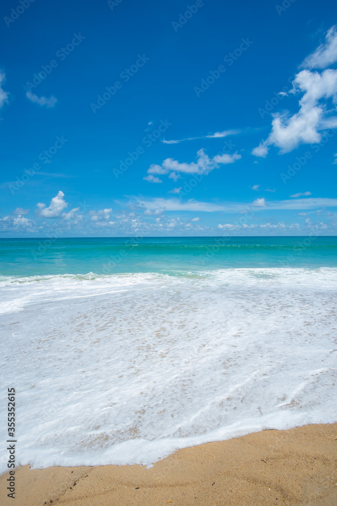 Fototapeta premium tropical beach with blue sky