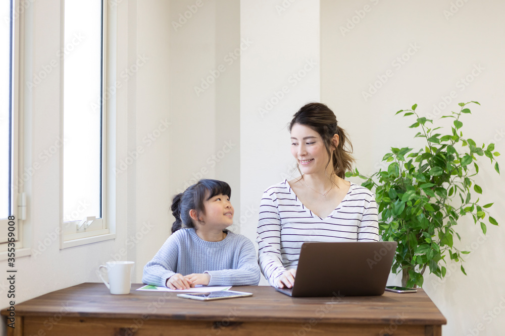 自宅で仕事をする妊婦さん 自宅で仕事をする妊婦さん