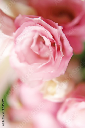 白とピンク色のトルコキキョウの花束