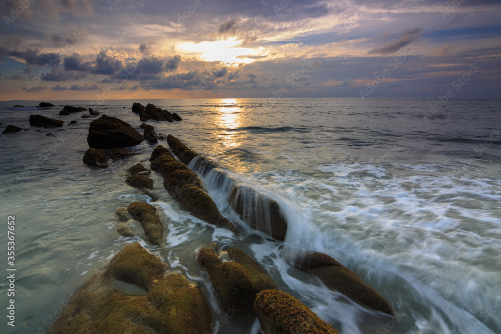 Obraz premium Amazing twilight Sunset seascape with sea wave hitting the green moss
