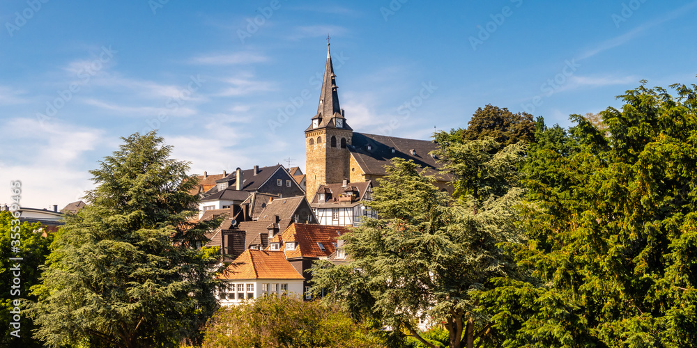 Fototapeta premium Kirche und Altstadt von Essen Kettwig