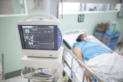 display monitor heartbeat Patient's heart rate, select focus and blur