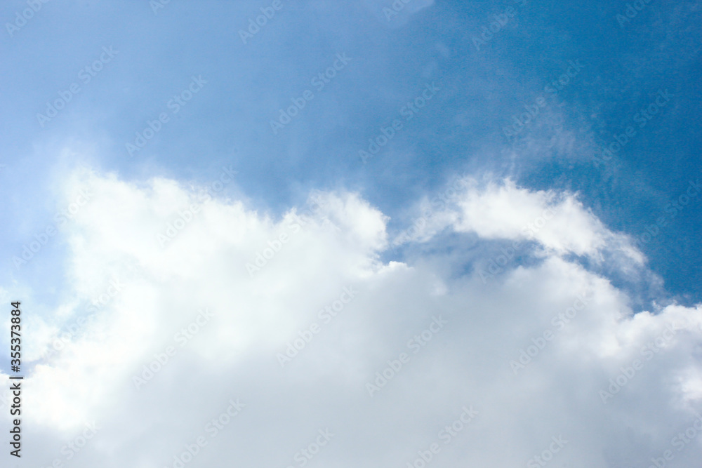 beautiful photos of the blue sky on a clear day with clean white clouds, a combination of blue and white and sparkling sunlight add a sense of enthusiasm for outdoor activities beautiful photos of the blue sky on a clear day with clean white clouds, a combination of blue and white and sparkling sunlight add a sense of enthusiasm for outdoor activities