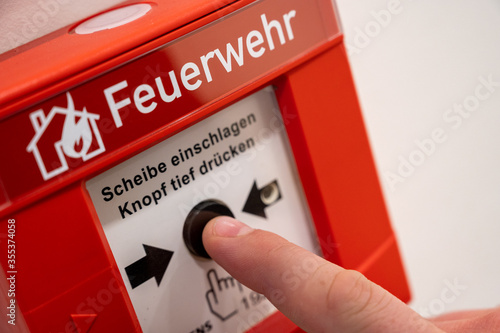 Brandmelder mit Finger