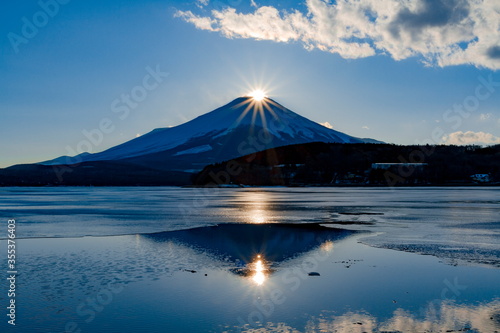 山中湖のダイヤモンド富士、山梨県南都留郡山中湖村にて © photop5
