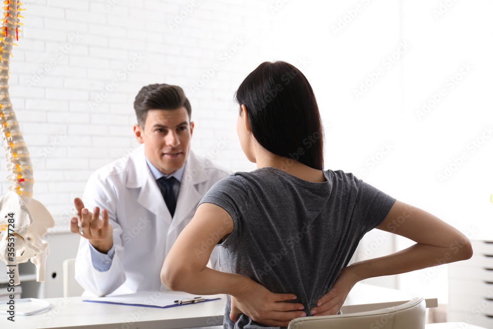 Obraz premium Young woman visiting orthopedist in medical office