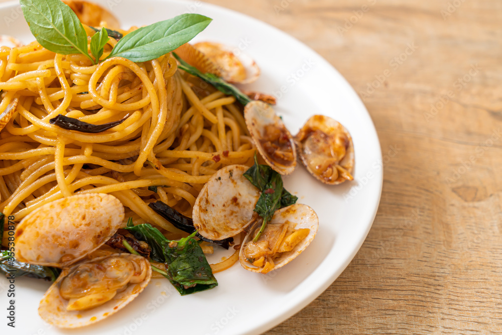 Stir Fried Spaghetti with Clams and Garlic and Chilli Stir Fried Spaghetti with Clams and Garlic and Chilli