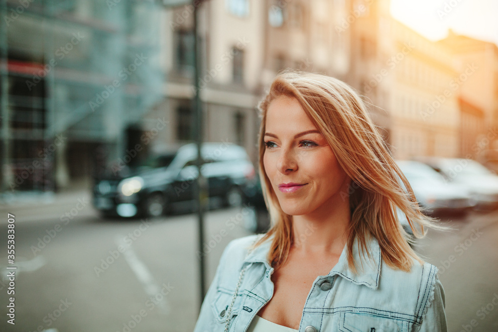 Obraz premium City portrait of a beautiful young woman