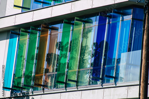 Konstfotografi View of the facade of a modern building located on the coastal avenue right in t