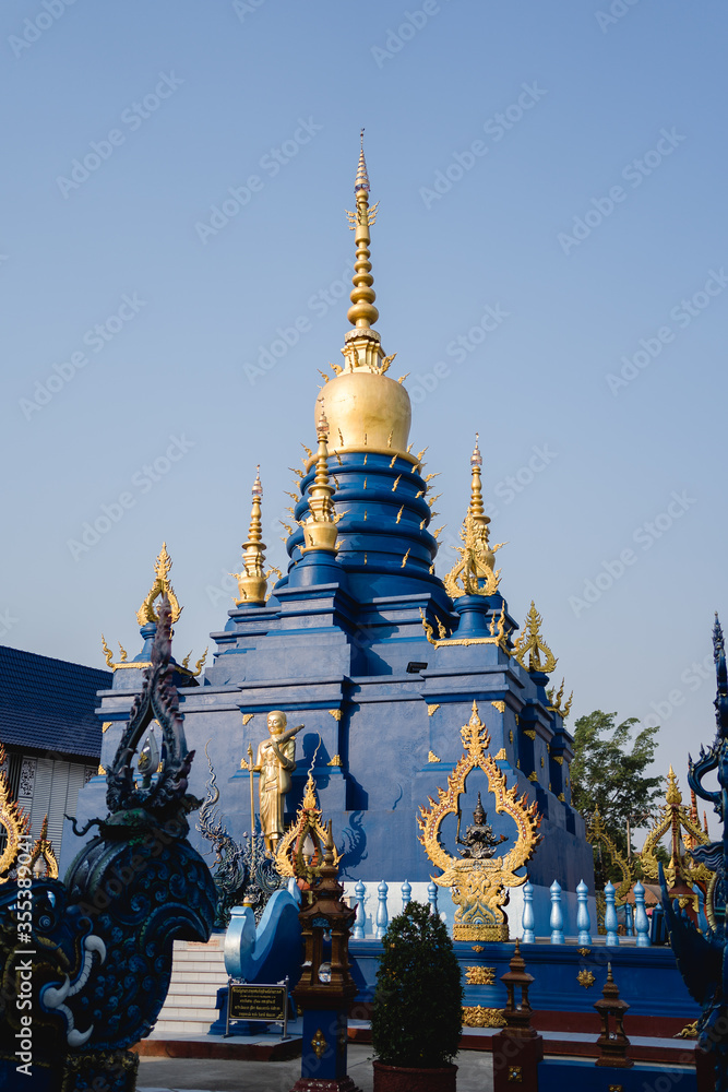 Naklejka premium Blauer Tempel Wat Rong Seur Ten in Chiang Rai, Thailand