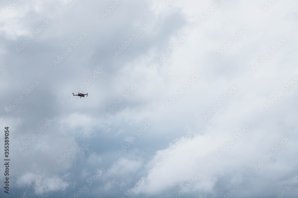 Drone qui vole au milieu des nuages