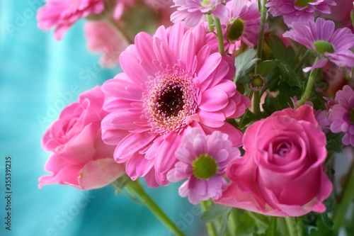 Ramo en  magenta  compuesto de flores de tonatidad fucsia como rosas  margaritas gerberas.