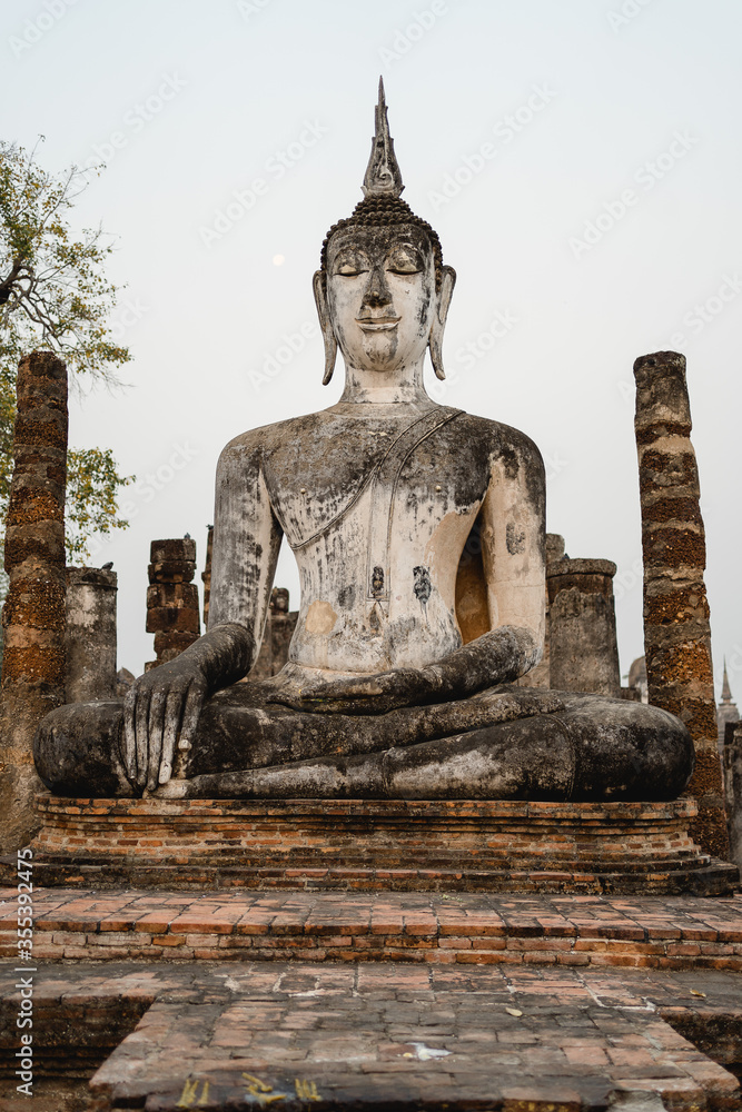 Obraz premium Buddha Statue Ruine im Sukhotai Historical Park, Thailand