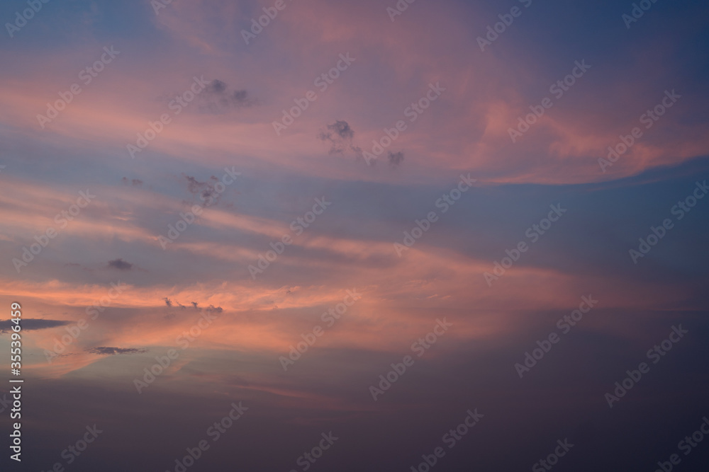 Rosa Wolken am Himmel