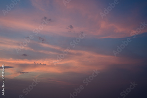Fototapeta Naklejka Na Ścianę i Meble -  Rosa Wolken am Himmel