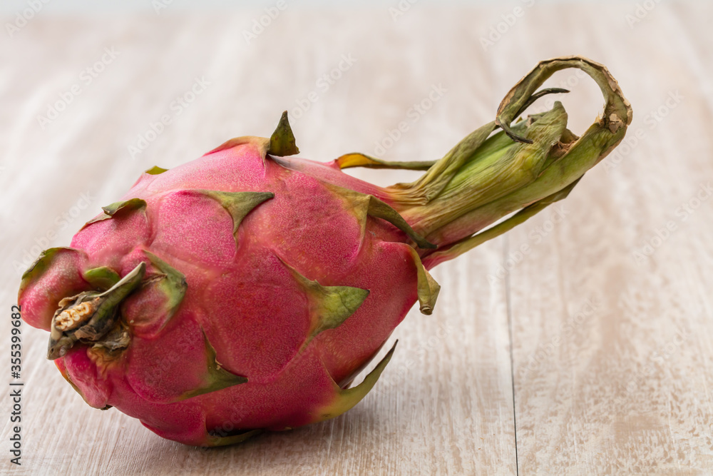 Fototapeta premium 木の上にドラゴンフルーツがのっている dragonfruits トロピカル tropicalfruits 