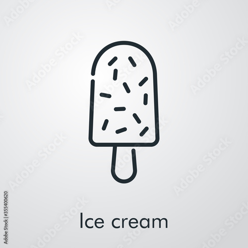 Símbolo helado con paleta de madera y cobertura de toppings. Icono plano lineal con texto Ice cream en fondo gris 