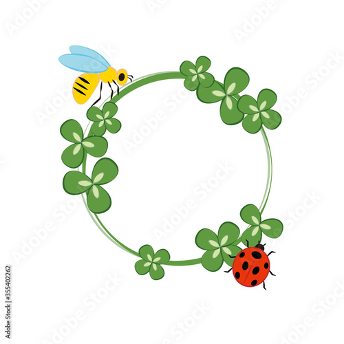 クローバーの輪とミツバチとテントウムシ