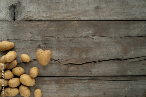 Kartoffel aus frischer Ernte auf Altholz Hintergrund