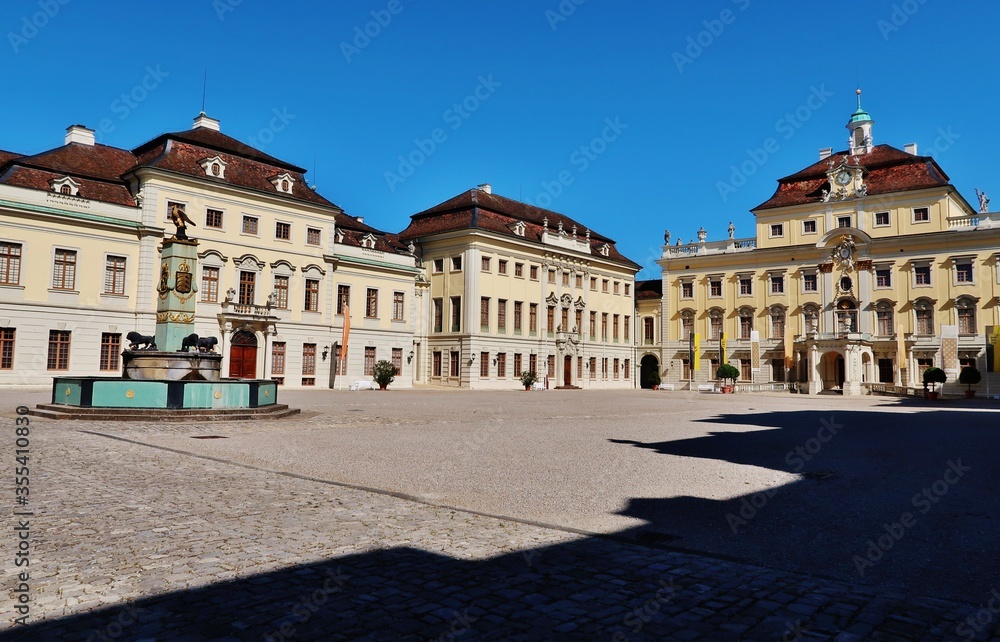 Fototapeta premium Ludwigsburg, Residenzschloss, Ehrenhof mit Brunnen