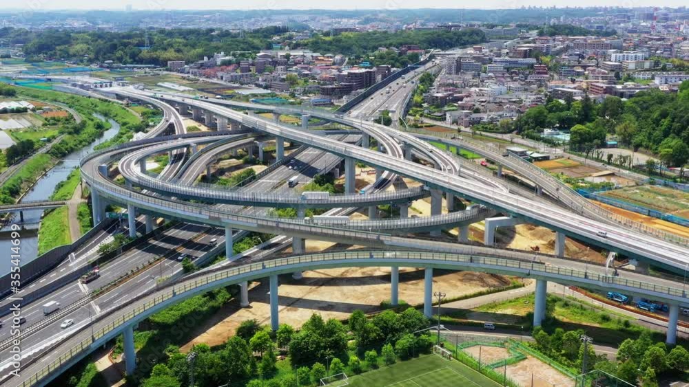 高速道路の空撮 都市交通インフラ 立体交差 行き交う自動車 高速道路の空撮 都市交通インフラ 立体交差 行き交う自動車