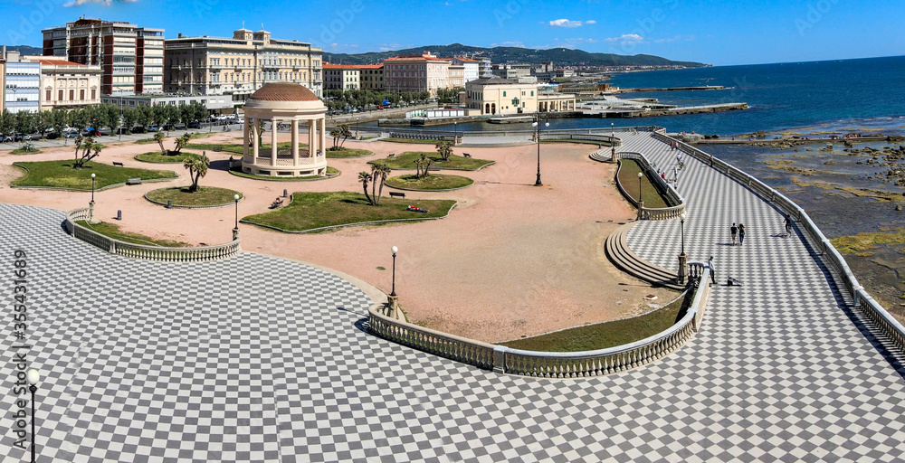 Fototapeta premium Niesamowity widok z lotu ptaka na Livorno i Mascagni Terrace, słynne miasto Toskanii