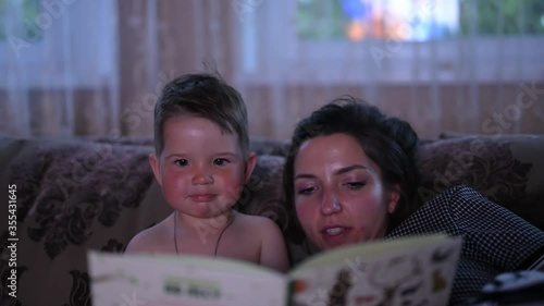 Mom and child read a book about animals. Mom develops a child's horizons