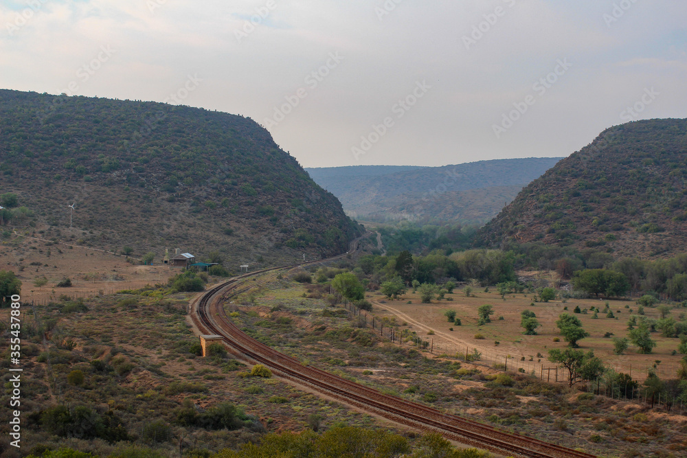 Schienen im Gebirge Zug Küste Berg Africa