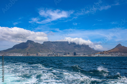 Tafelberg in Kapstadt aus Sicht vom Meer 