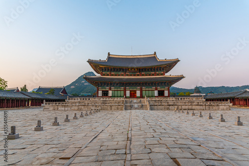 Canvas Print Sunset view of Gyeongbokgung Palace in Seoul, Republic of Korea