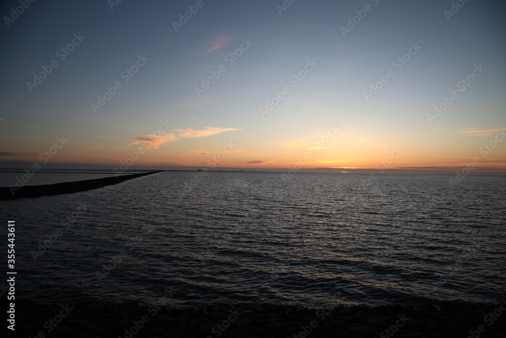 Obraz premium Dramatischer Sonnenuntergang an der Nordsee im Herbst