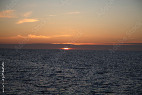 Dramatischer Sonnenuntergang an der Nordsee im Herbst