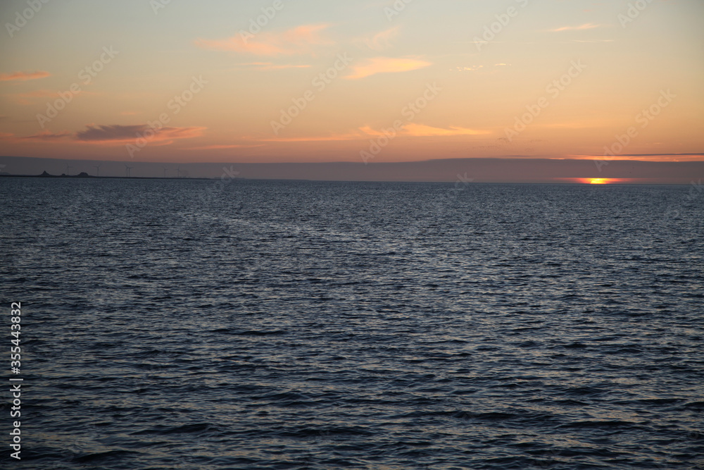 Dramatischer Sonnenuntergang an der Nordsee im Herbst