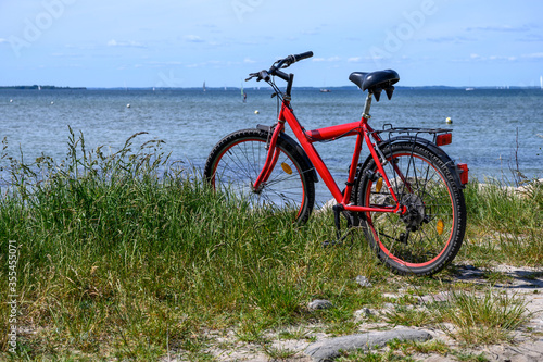 Rotes Fahrrad vor dem Meer © IrkIngwer