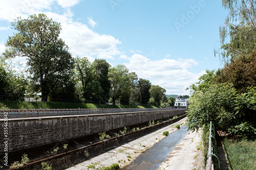 Canvas Print Subway lane next to vienna river