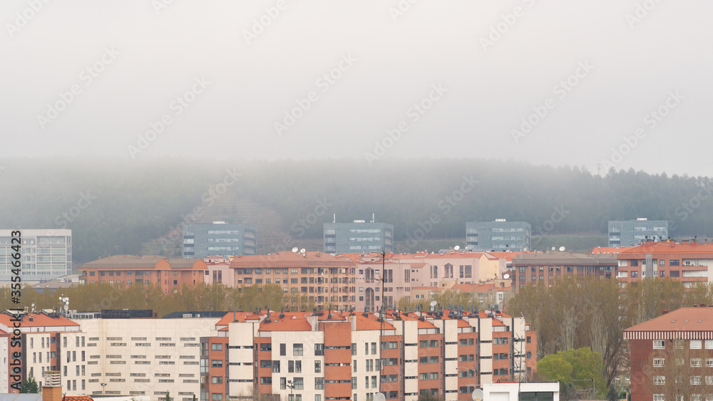Panorama urbano del complejo hospitalario del Hospital de Burgos bajo la niebla del monte Bellavista. Tomada en abril de 2020 desde Gamonal, Burgos.
